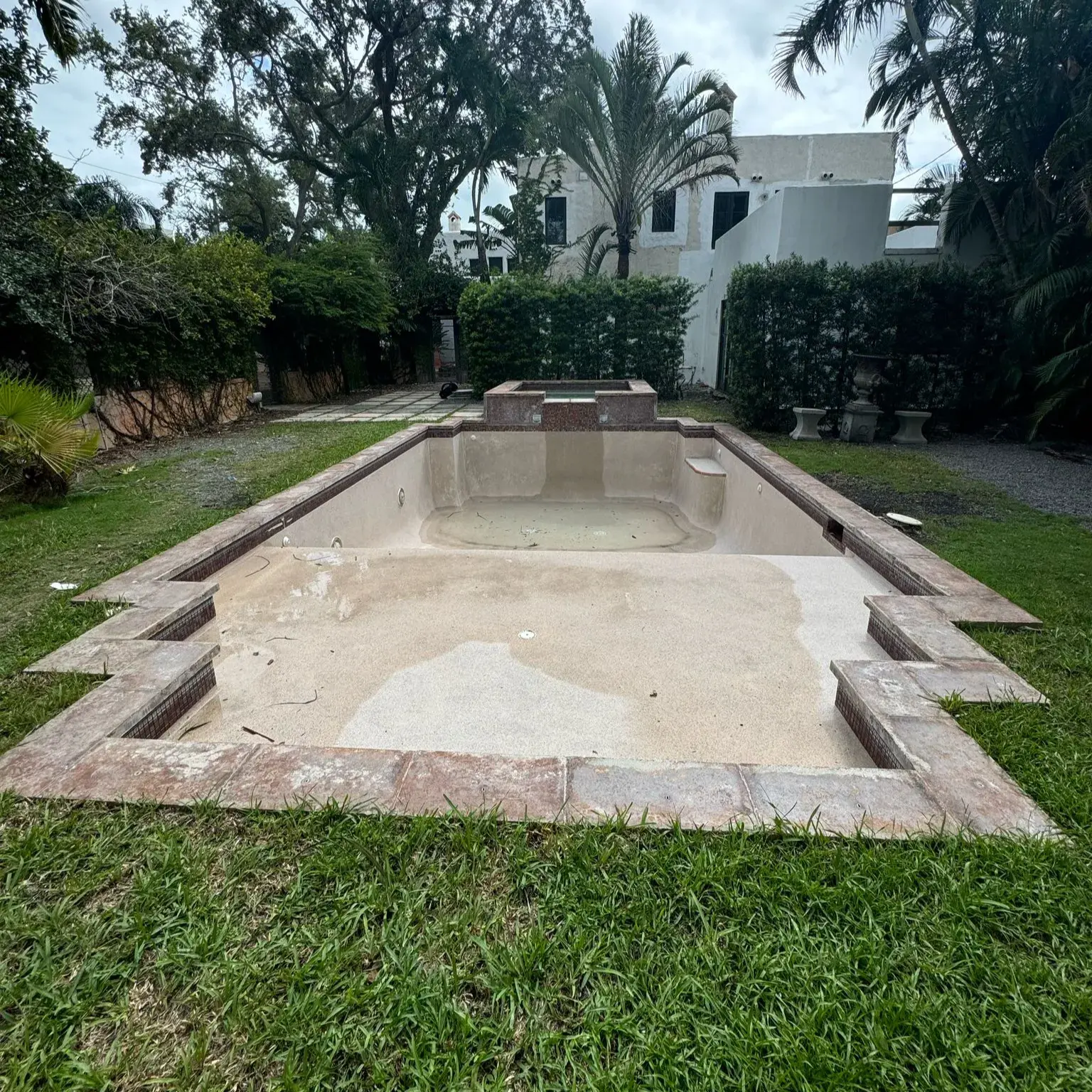 Pool-Umwandlung-mit-TERRAZZO-GraniTech-Pflaster-vor-2.webp Pool-Transformation-with-TERRAZZO-GraniTech-Plaster-before-2.webp